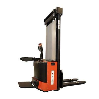 BPLW 1600 46 RAKUDA, Самоходный электрический штабелер, нагрузка 1600 кг., высота подъема 4600 мм, с платформой для оператора, АКБ 24в 280а/ч, зарядное устройство 24в/40а, контроллер Curtis